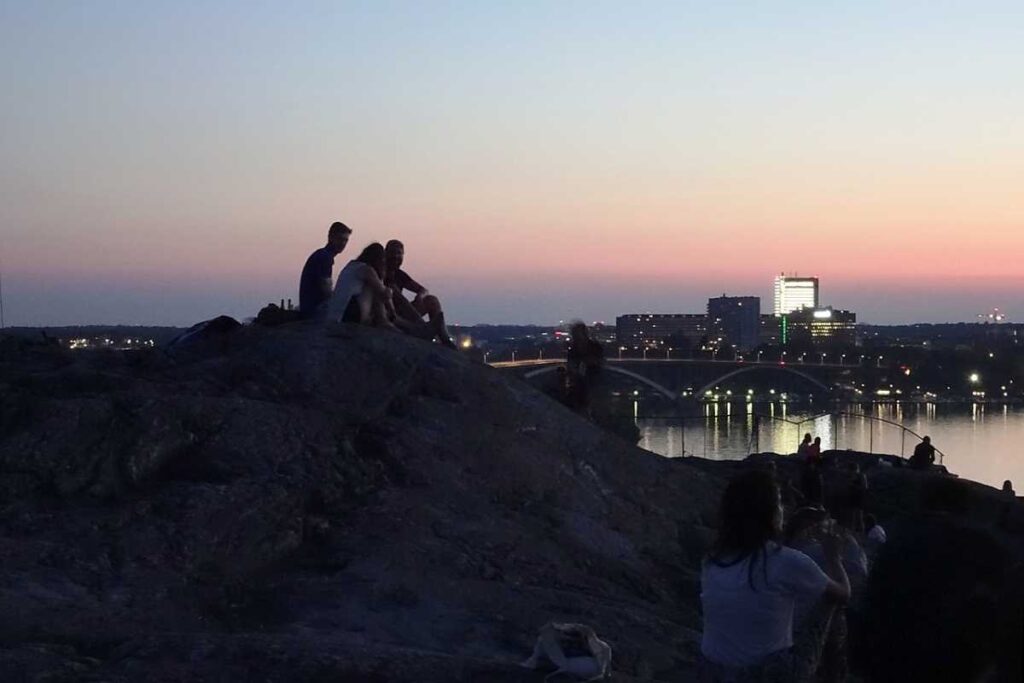 Skinnarviksberget stockholm sunset with people and stockholm view